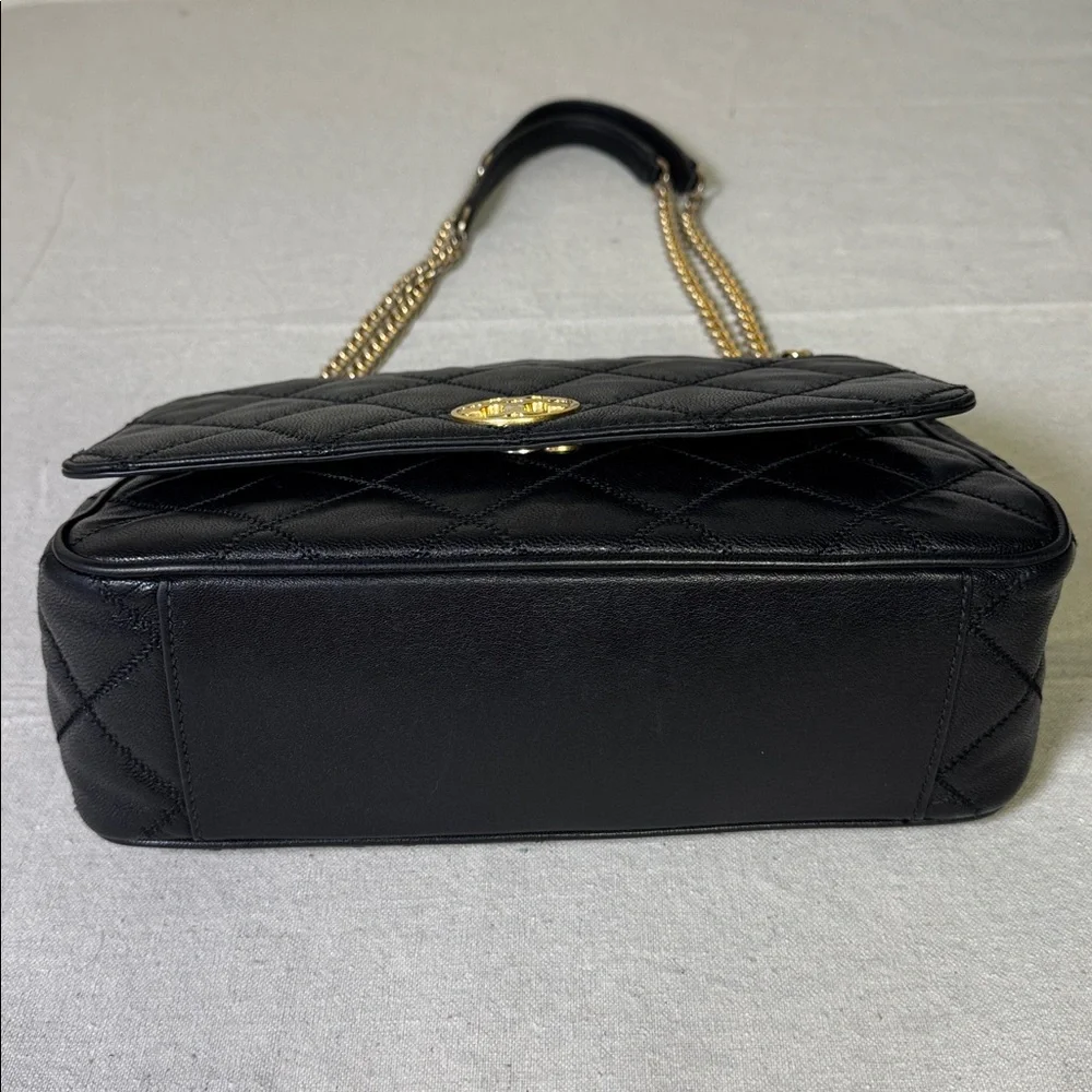 Tory Burch Willa in Volcanic Stone Black Quilted Chain Shoulder Bag.